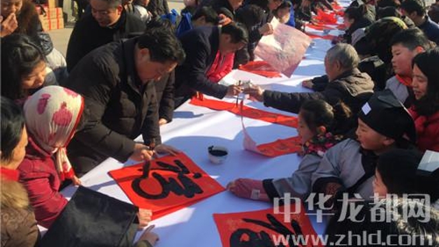 書法家揮毫送“?！?眾市民喜領(lǐng)春聯(lián)