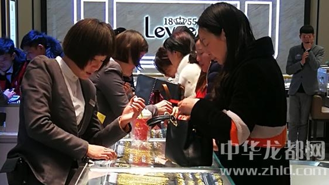 臨近春節(jié)，周口消費市場紅似火