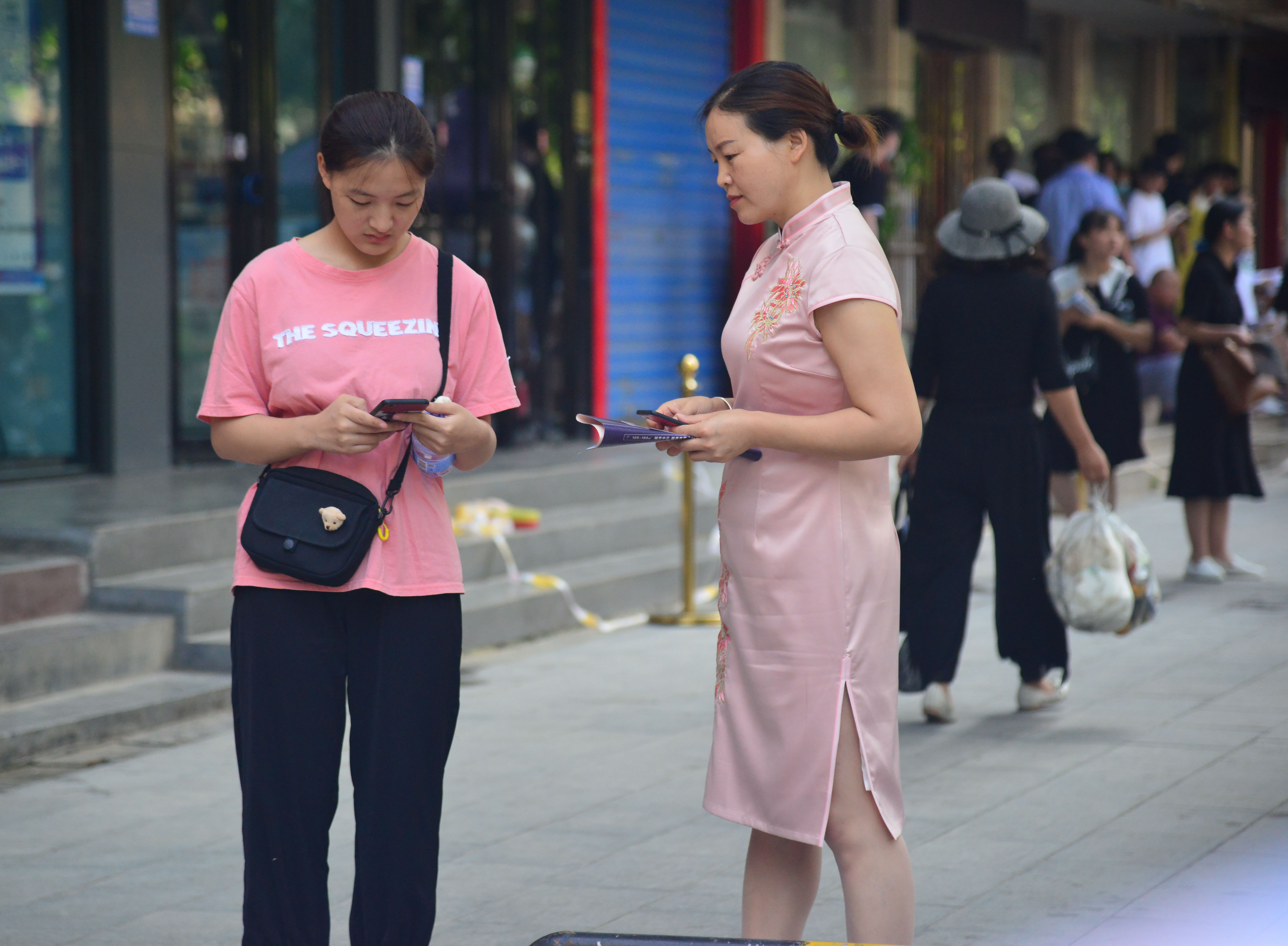 旗開(kāi)得勝！高考考場(chǎng)外的旗袍媽媽們